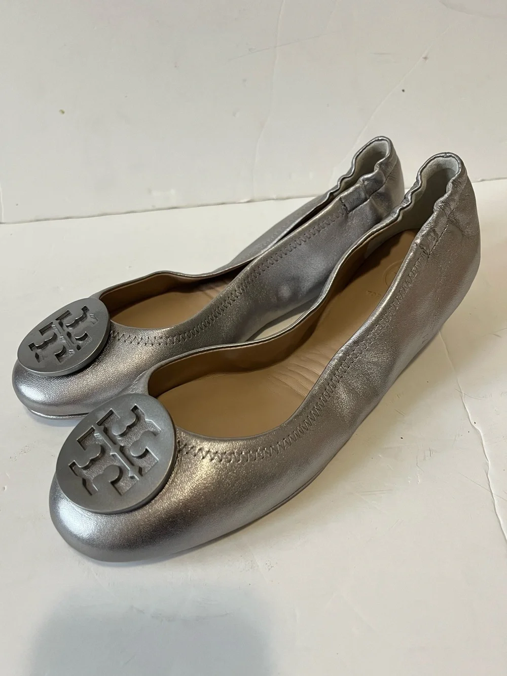 Tory Burch Silver Leather Logo Round-Toe Ballet Flats size 7.5M